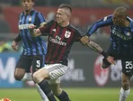 Hráč AC Miláno Juraj Kucka (v strede) v súboji s Joaom Mirandom z Interu Miláno.