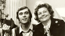 Ondrej Nepela s podkovou pre šťastie a trénerka Hilda Múdra.