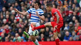 Joey Barton z QPR (vľavo) bojuje o loptu s domácim Coutinhom z Liverpoolu.
