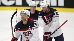 Trevor Lewis (vpredu).