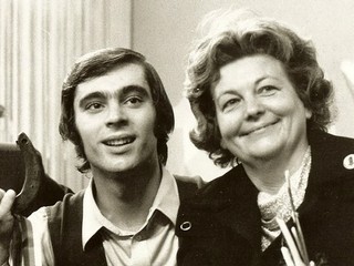 Ondrej Nepela s podkovou pre šťastie a trénerka Hilda Múdra.