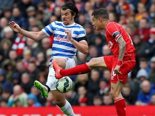 Joey Barton z QPR (vľavo) bojuje o loptu s domácim Coutinhom z Liverpoolu.