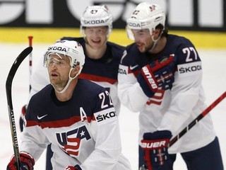 Trevor Lewis (vpredu).