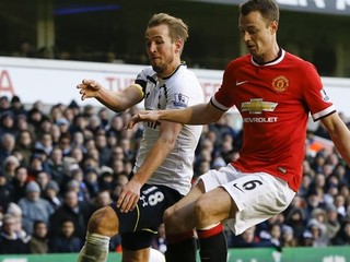 Jonny Evans (vpravo) v súboji s Harrym Kaneom.