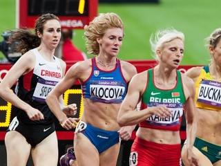 Lucia Klocová (druhá zľava) a Natalia Korejvová (druhá sprava) počas olympijského finálového behu.