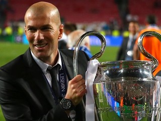 Zinedine Zidane s trofejou pre víťaza Ligy majstrov.