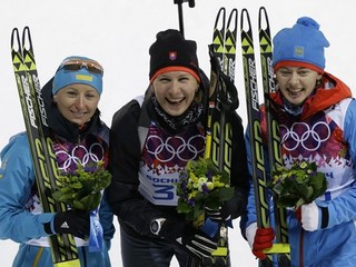 Uprostred zlatá medailistka Anastasia Kuzminová. Vľavo Vita Semerenková z Ukrajiny, vpravo Oľga Viluchinová z Ruska.