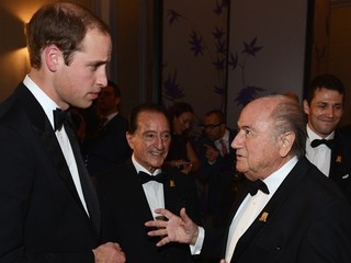Britský Prince William sa rozpráva s prezidentom FIFA Seppom Blatterom.