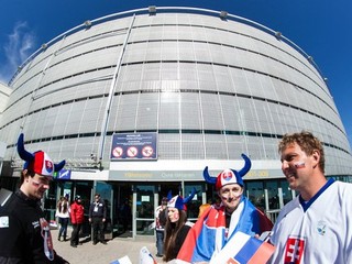Fanúšikovia slovenskej reprezentácie pred Hartwall Areenou v Helsinkách.