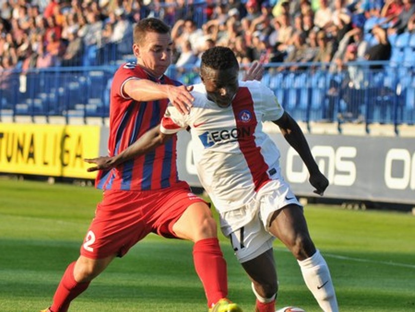 Moses Simon (vpravo).