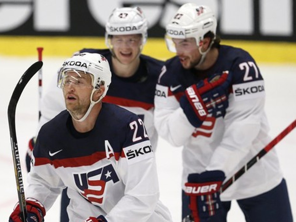 Trevor Lewis (vpredu).