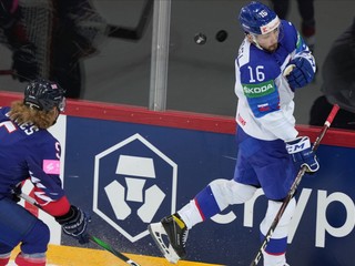 Ben Davies a Robert Lantoši v zápase Slovensko - Veľká Británia na MS v hokeji 2021.