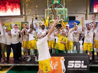 Radosť basketbalistov Levíc po zisku majstrovského titulu.