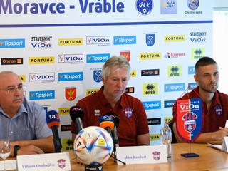 Zľava majiteľ FC ViOn Zlaté Moravce Viliam Ondrejka, hlavný tréner Ján Kocian a kapitán mužstva Anton Sloboda. 
