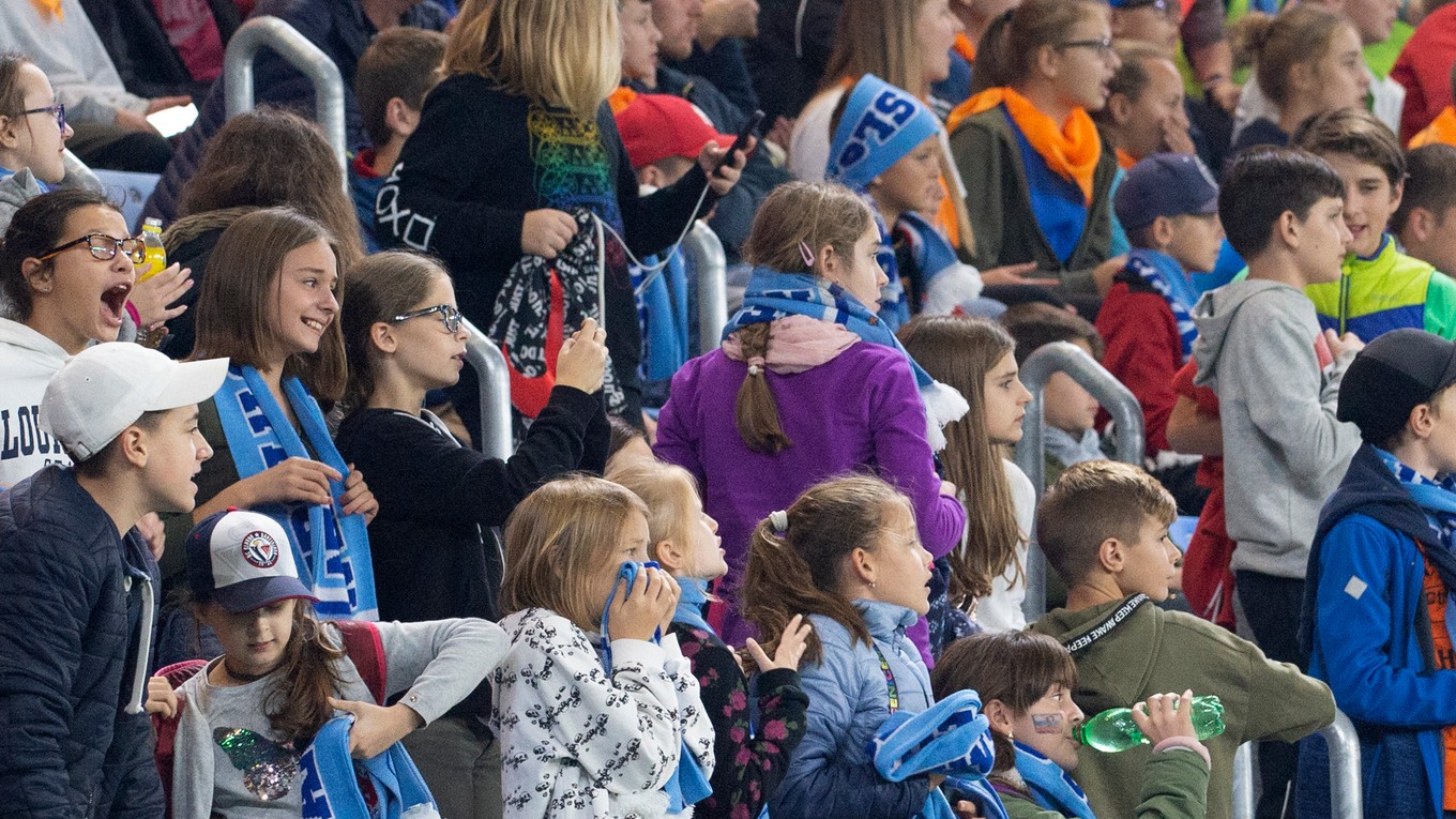 Deti počas zápasu Slovan Bratislava - Wolverhampton v rámci Európskej ligy.
