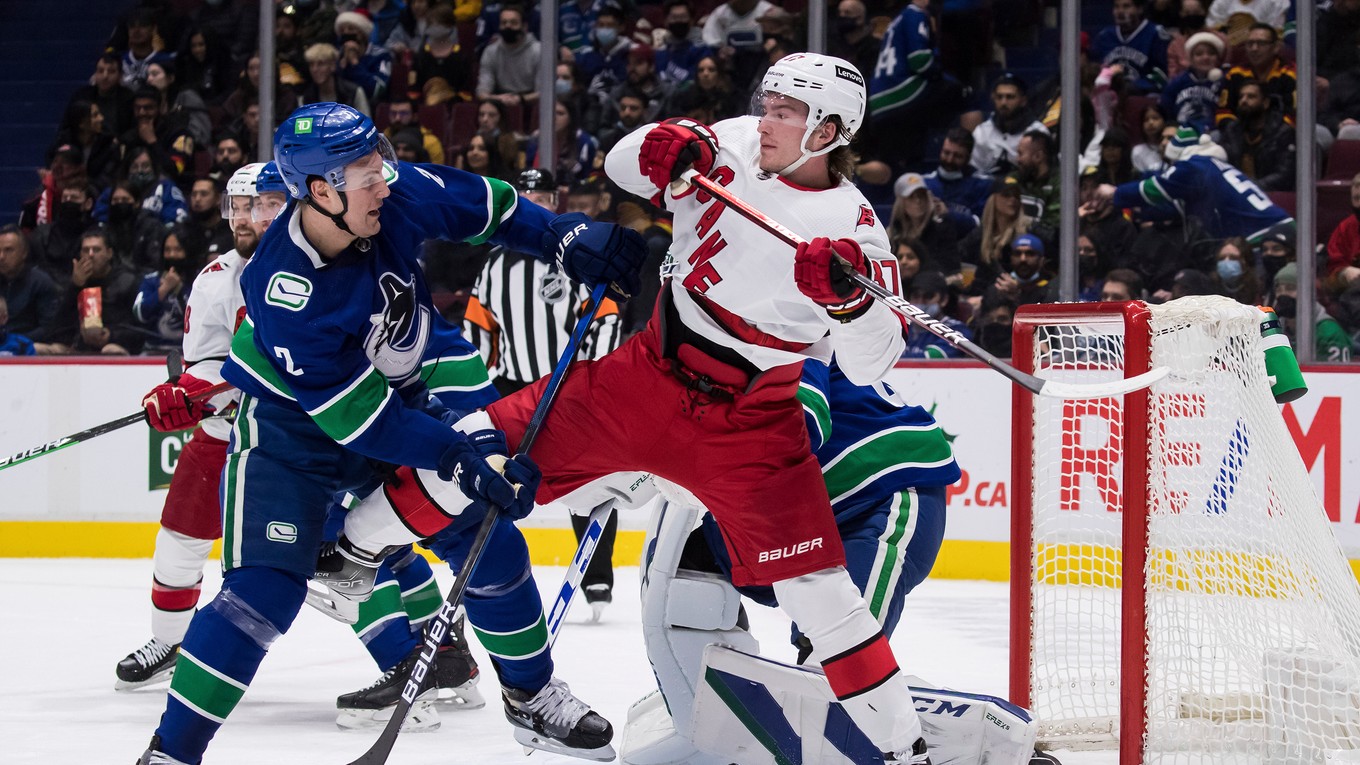 Luke Schenn (vľavo) a Andrei Svečnikov (vpravo) v súboji pred bránou.