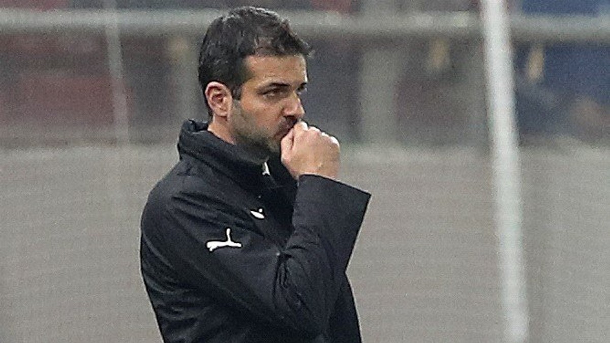 Andrea Stramaccioni na lavičke Sparty Praha.