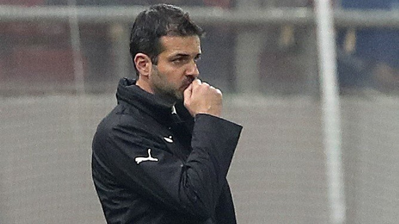 Andrea Stramaccioni na lavičke Sparty Praha.