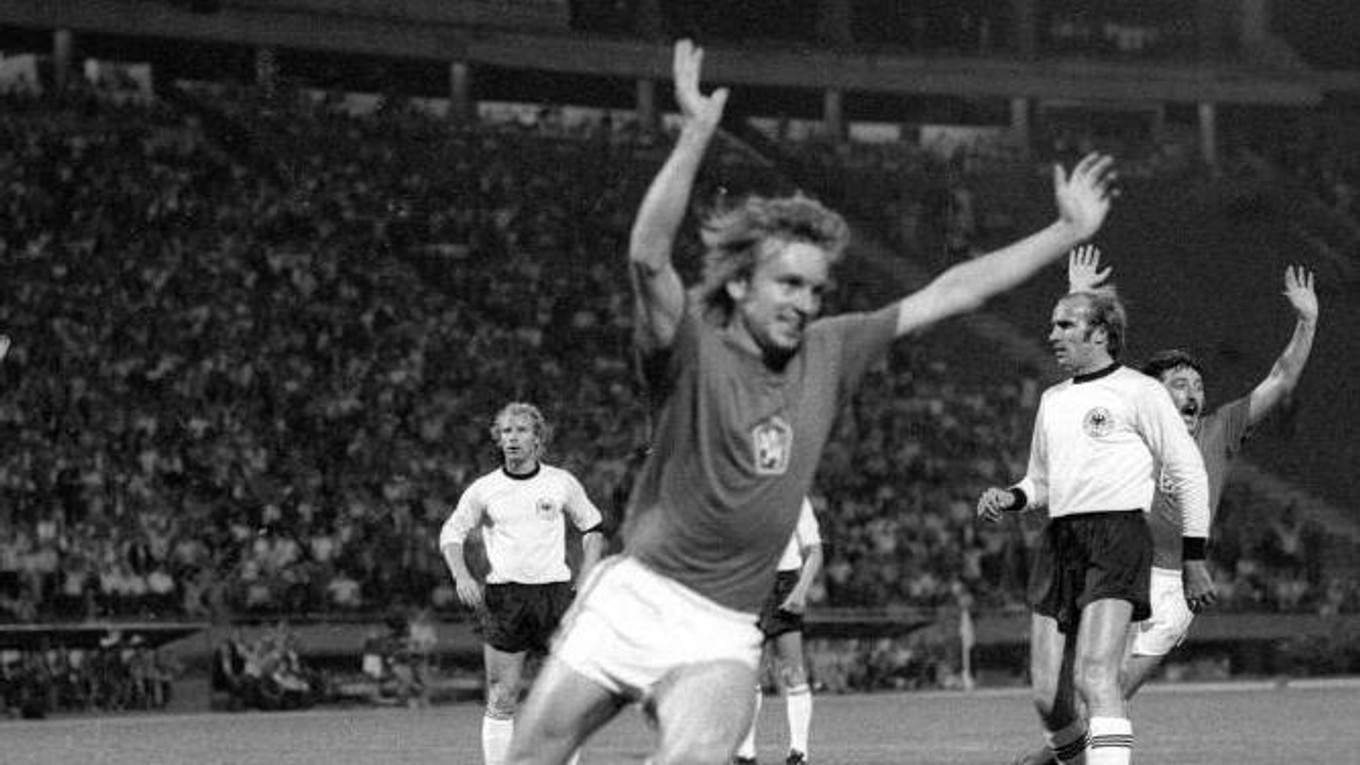 Ján Švehlík sa teší po strelenom góle vo finále ME vo futbale 1976 v Belehrade.
