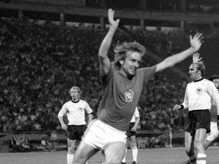 Ján Švehlík sa teší po strelenom góle vo finále ME vo futbale 1976 v Belehrade.
