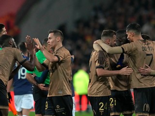 Hráči Racingu Lens oslavujú víťazstvo nad PSG v zápase 17. kola francúzskej Ligue 1.