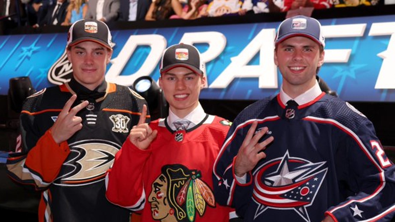 Na MSJ sa nepredstaví ani jeden hráč z najlepšej trojky draftu NHL 2023 - Connor Bedard (uprostred, Chicago Blackhawks), Leo Carlsson (vľavo, Anaheim Ducks) a Adam Fantilli (vpravo, Columbus Blue Jackets).