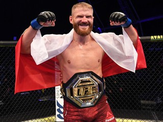 Ako talizman so sebou nosí povraz obeseného muža. Chceli ho prepustiť z UFC, avšak dnes kraľuje divízii