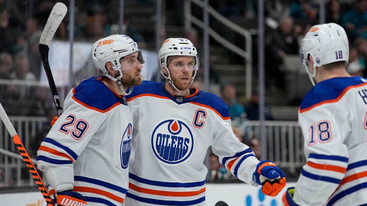 Connor McDavid a Leon Draisaitl oslavujú gól.