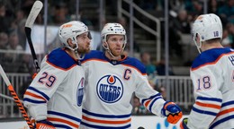 Connor McDavid a Leon Draisaitl oslavujú gól.