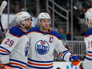 Connor McDavid a Leon Draisaitl oslavujú gól.
