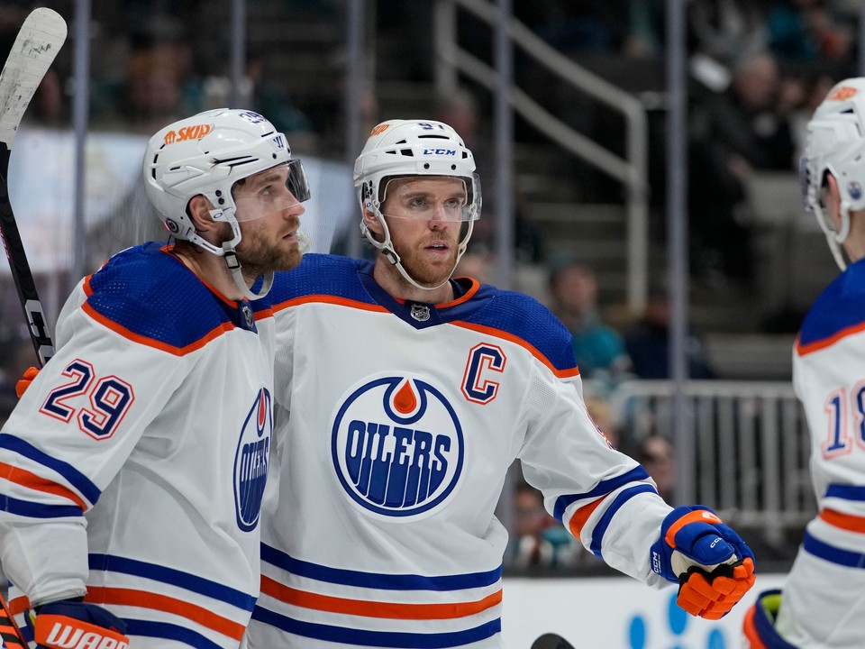 Connor McDavid a Leon Draisaitl oslavujú gól.