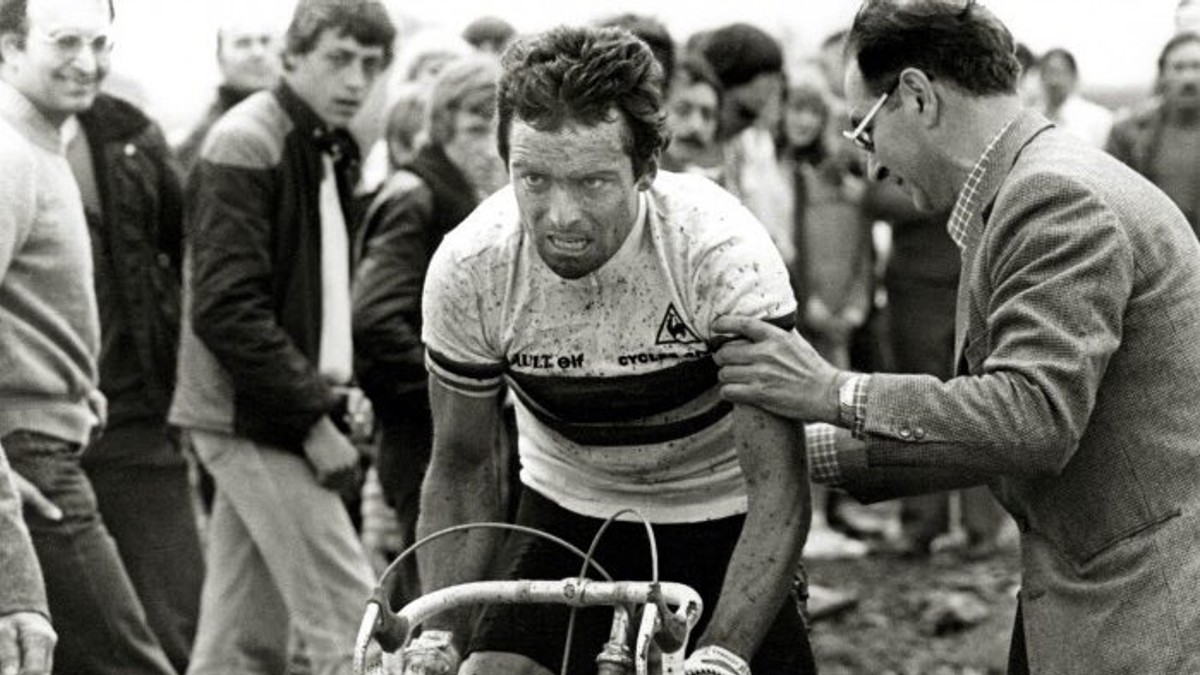 Francúzsky cyklista Bernard Hinault počas Paríž - Roubaix 1981.