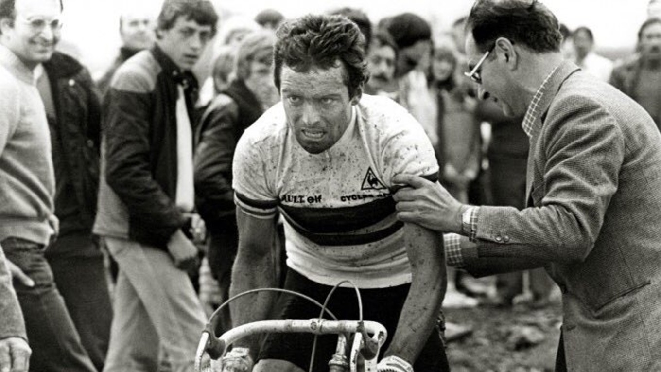 Francúzsky cyklista Bernard Hinault počas Paríž - Roubaix 1981.