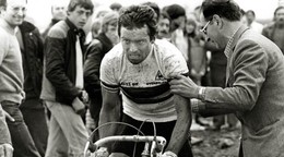 Francúzsky cyklista Bernard Hinault počas Paríž - Roubaix 1981.