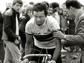 Francúzsky cyklista Bernard Hinault počas Paríž - Roubaix 1981.
