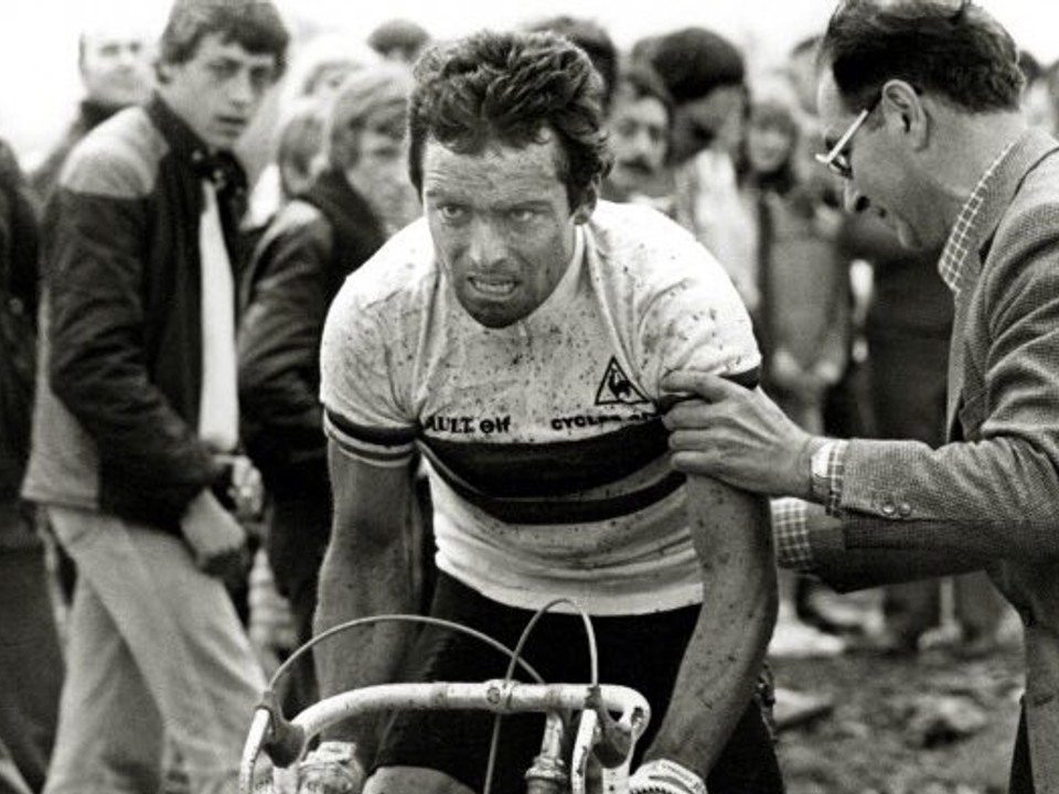 Francúzsky cyklista Bernard Hinault počas Paríž - Roubaix 1981.