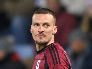 Lukáš Haraslín (vľavo) v drese AC Sparta Praha počas sezóny 2024/2025.