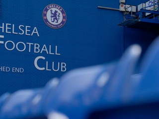 Logo FC Chelsea na Stamford Bridge.