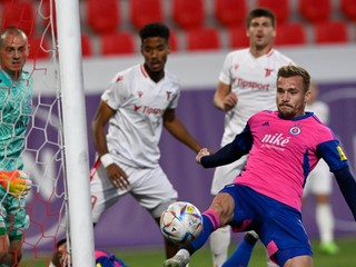 Brankár Adrián Chovan inkasuje po zakončení Kelvina Spencera Piresa. 