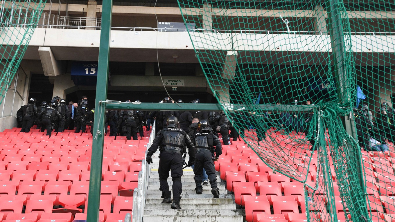 Polícia na derby Spartak Trnava - Slovan Bratislava.