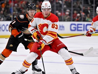Slovenský hokejista Adam Ružička v drese Calgary Flames.