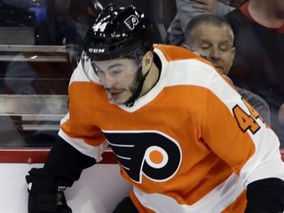 Phil Varone v drese Philadelphie.