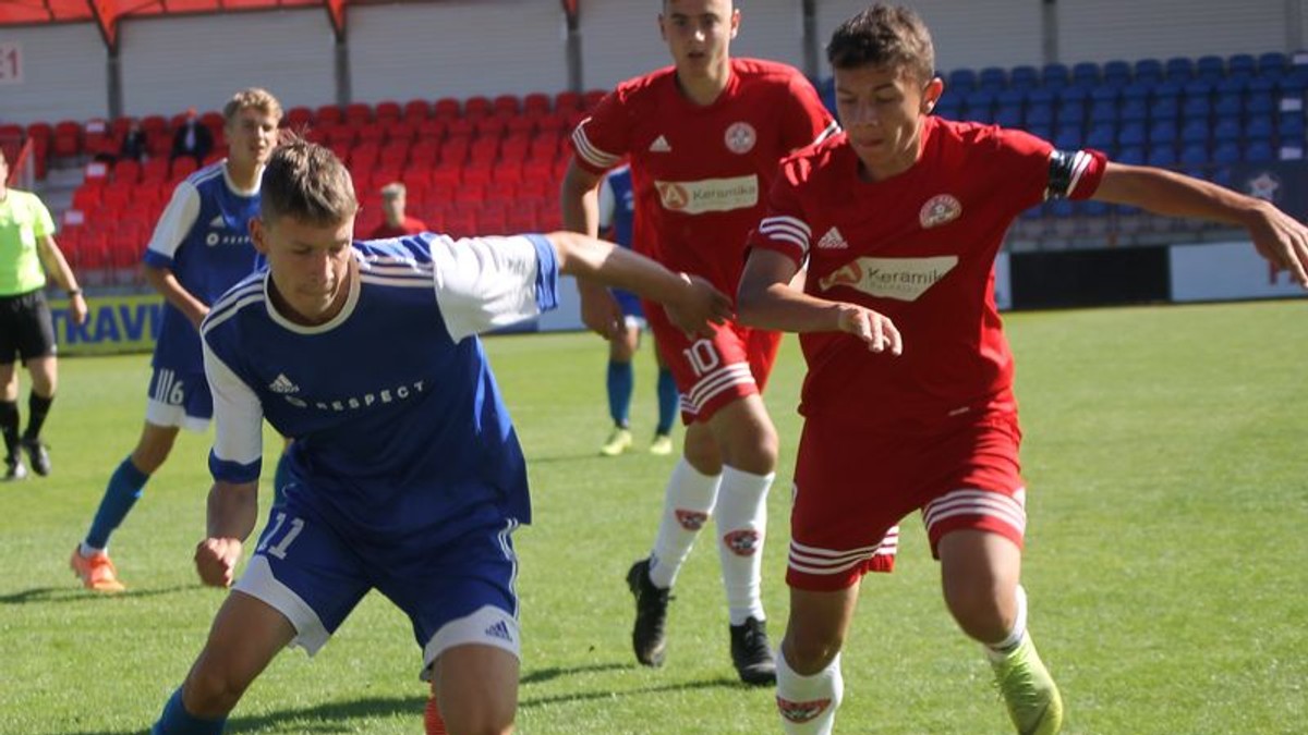 Vpravo Hugo Šott v drese Partizána Bardejov.