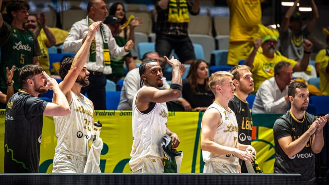 Hráči Patrioti Levice s fanúšikmi počas duelu s BC Kalev/Cramo.