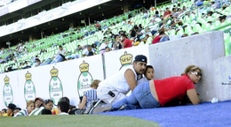 Diváci na štadióne