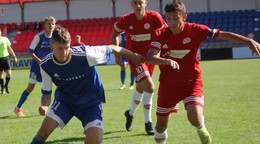 Vpravo Hugo Šott v drese Partizána Bardejov.