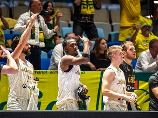 Hráči Patrioti Levice s fanúšikmi počas duelu s BC Kalev/Cramo.