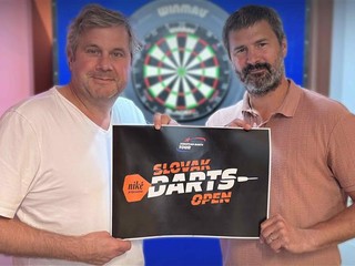 Prezident PDC Europe Werner von Moltke a (vľavo) promotér Niké Slovak Darts Open František Šulc.