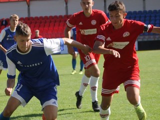 Vpravo Hugo Šott v drese Partizána Bardejov.