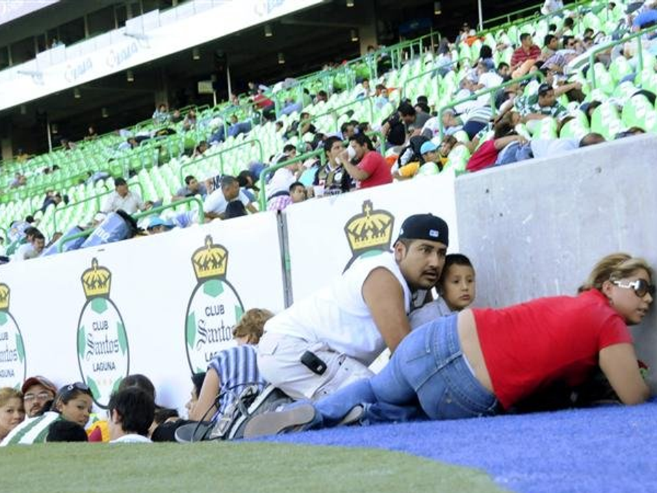 Diváci na štadióne